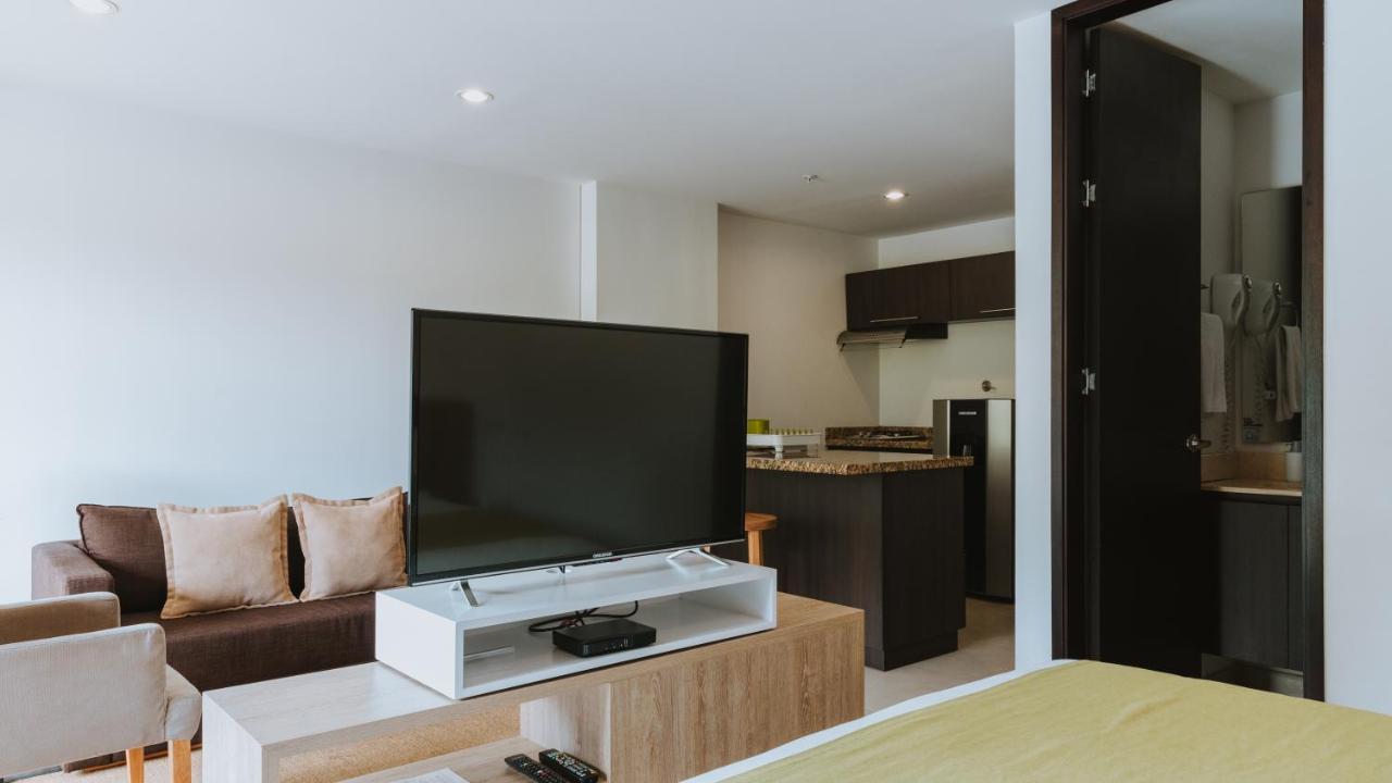 Travelers Rio Verde Living Suites Рионегро Екстериор снимка