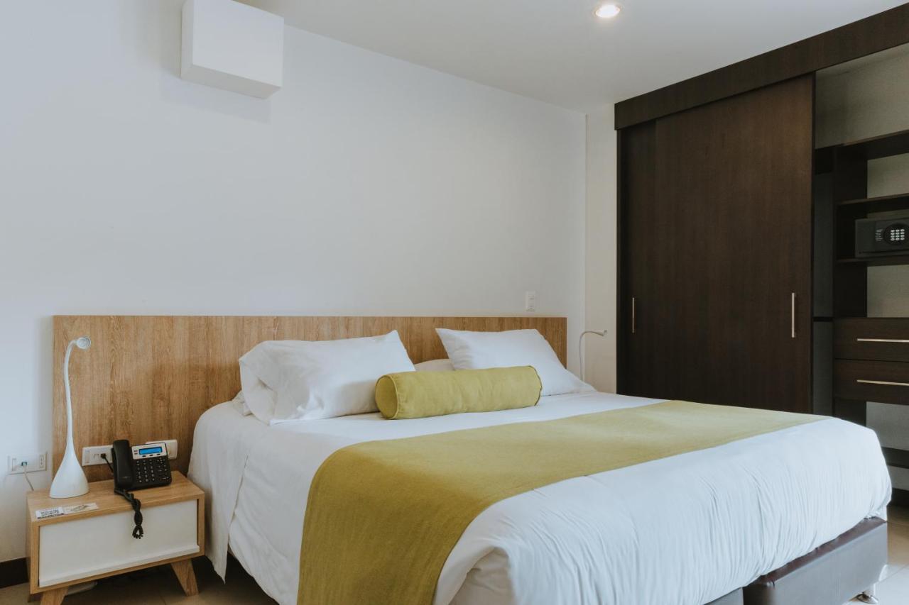 Travelers Rio Verde Living Suites Рионегро Екстериор снимка