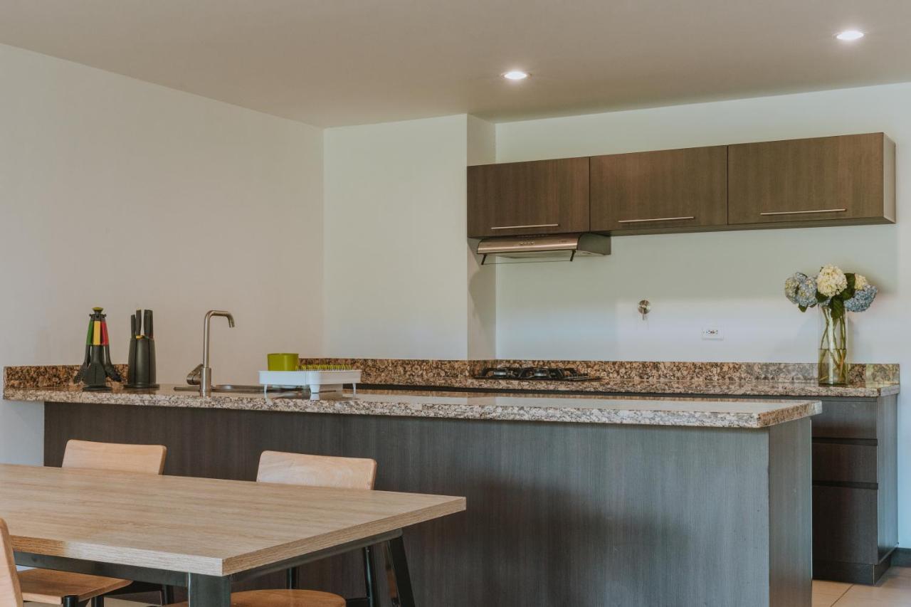 Travelers Rio Verde Living Suites Рионегро Екстериор снимка