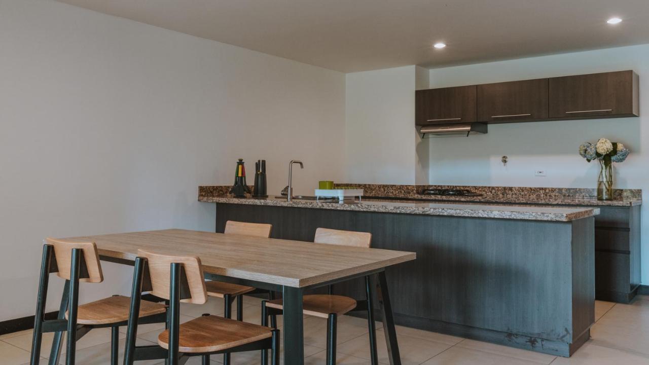 Travelers Rio Verde Living Suites Рионегро Екстериор снимка